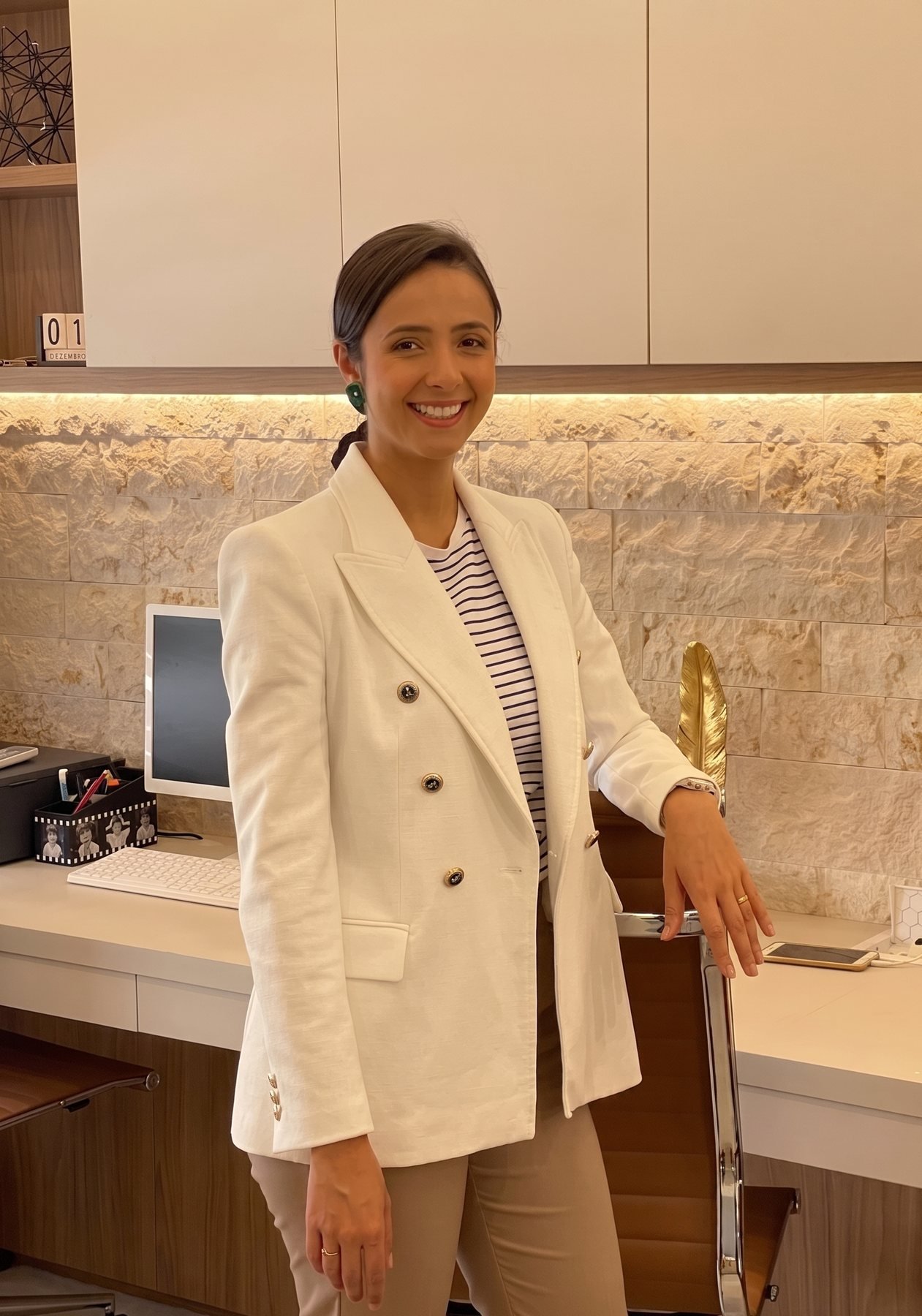Arq. Caroline Garcia em ambiente de trabalho